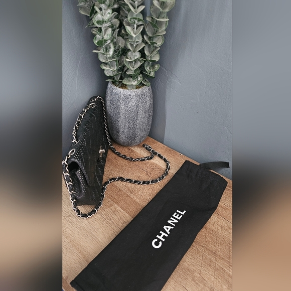 CHANEL East West Lambskin Quilted Bag - Picture 4 of 11